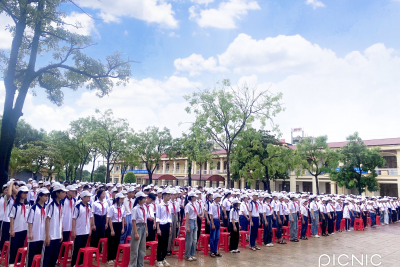 Khoảnh khắc cả trường lặng im lắng nghe thư Bác -giọng cô Hiệu trưởng vang lên ấm áp, truyền đi từng lời Bác dạy đầy yêu thương và kỳ vọng. Cả sân trường lặng im, hàng trăm ánh mắt học trò hướng về phía lễ đài, chăm chú lắng nghe… Từng lời Bác như thấm vào tâm hồn, khơi dậy trong mỗi học sinh niềm tin, lòng biết ơn và quyết tâm học tốt – rèn chăm để xứng đáng với tình yêu thương và niềm tin mà Bác gửi gắm