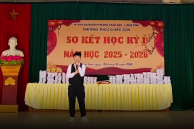 Học sinh Trường THCS Châu Sơn biểu diễn hát chèo trong Lễ sơ kết học kì I năm học 2025–2026.