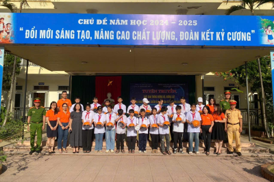 Sáng ngày 26/10/2024 . Công an thành phố Phủ Lý và công an Phường Châu Sơn phối hợp với Trường THCS Châu Sơn tổ chức tuyên truyền luật ATGT đường bộ và đường sắt,phòng ngừa lừa đảo chiếm đoạt tài sản trên không gian mạng cho giáo viên và học sinh của trường