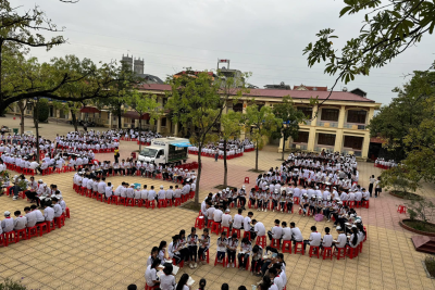 Thực hiện kế hoạch số 06 ngày 1 tháng 7 năm 2024 của thư viện tỉnh Hà Nam về việc tổ chức phục vụ thư viện lưu động và luân chuyển sách. Sáng ngày 21/10/2024, trường THCS Châu Sơn tổ chức cho hơn 800 em học sinh trải nghiệm việc đọc sách ngoài trời tại sân trường