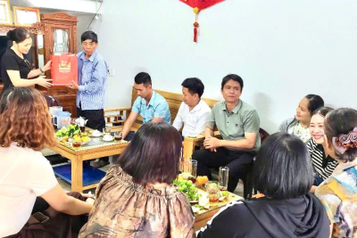 Nhân dịp 27/7 nhà trường tổ chức thăm hỏi, tri ân các gia đình có công với cách mạng