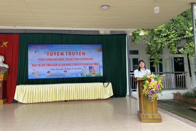 Sáng nay (10/11), Trường THCS Châu Sơn phối hợp cùng Công an phường và Hội LHPN phường tổ chức buổi tuyên truyền phòng chống đuối nước, hưởng ứng Ngày Thế giới tưởng niệm các nạn nhân tử vong do tai nạn giao thông,và trao giải cuộc thi vẽ tranh “Phòng chống bạo lực học đường”.